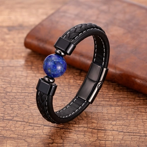Détail du bracelet en cuir tressé noir avec pierre de lapis-lazuli et fermoir magnétique