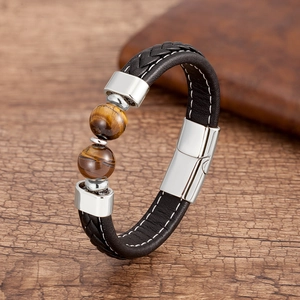 Détail du bracelet en cuir tressé avec perles œil de tigre et fermoir magnétique