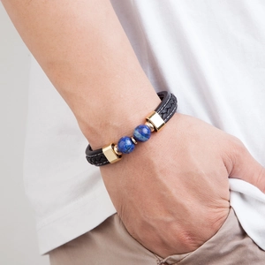 Bracelet tressé en cuir noir avec perles bleues et détails dorés pour hommes