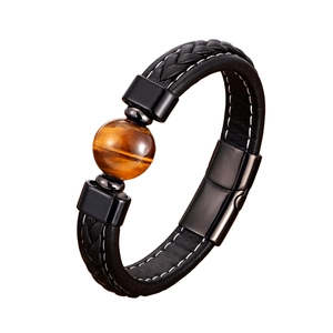 Bracelet en cuir tressé avec pierre œil de tigre et fermoir magnétique sur fond blanc