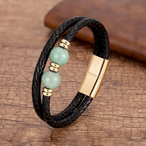 Détail du bracelet en cuir noir double couche avec perles vertes et fermoir magnétique doré