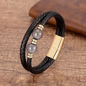 Détail du bracelet en cuir pour homme avec perles grises et fermoir magnétique doré