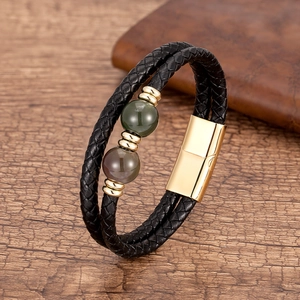 Détail du bracelet en cuir tressé noir avec perles en pierre naturelle et fermoir doré