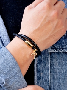 Bracciale in pelle nera con ciondolo zodiaco Ariete dorato e dettagli in cristallo