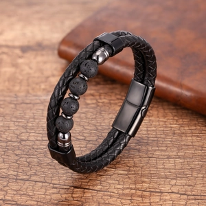 Dettaglio bracciale doppio in pelle intrecciata con pietre laviche e chiusura magnetica
