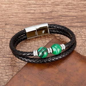 Détail du bracelet en cuir pour homme montrant le fermoir magnétique et les perles vertes