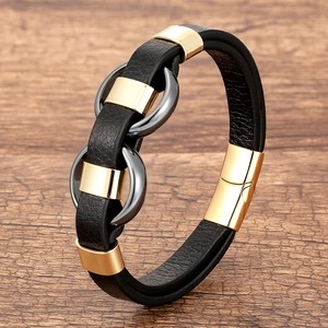 Détail du bracelet en cuir pour hommes avec anneaux gris et fermoir magnétique doré sur bois