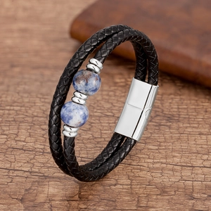 Détail du bracelet en cuir tressé pour homme avec perles en marbre bleu et fermoir magnétique poli