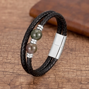 Détail du bracelet en cuir tressé avec perles en pierre et fermoir magnétique argenté