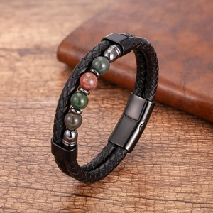 Dettaglio del bracciale da uomo in pelle intrecciata con perle di pietra naturale e chiusura