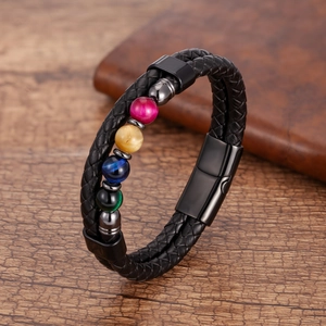 Dettaglio del bracciale in pelle intrecciata a doppio strato con perline e chiusura magnetica