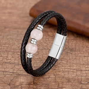Gros plan d'un bracelet en cuir noir double couche avec perles roses et fermoir aimanté