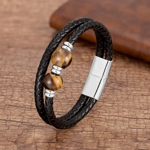 Détail d'un bracelet double couche en cuir pour homme avec perles œil de tigre et fermoir