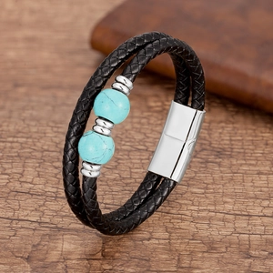 Gros plan d'un bracelet pour homme en cuir tressé avec pierres bleues et fermoir magnétique