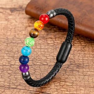 Pulsera energía piedras chakra con cordón de cuero negro trenzado sobre madera