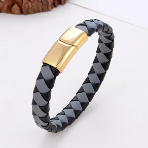 Gevlochten zwart-grijze leren armband met een gepolijste gouden magnetische sluiting