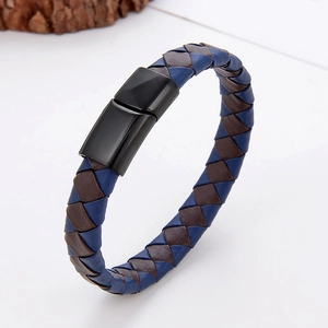 Gevlochten herenarmband van blauw en bruin leer met zwarte magnetische sluiting