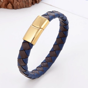 Detail van blauw en bruin gevlochten leren armband met een gepolijste gouden magneetsluiting