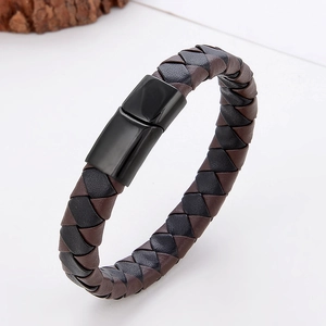 Detail van de zwart en bruin gevlochten leren armband met een magnetische sluiting