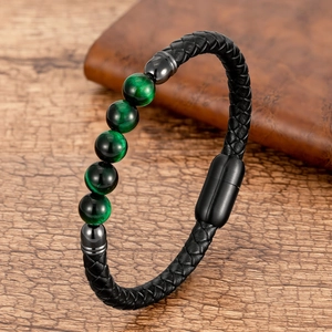 Primer plano de pulsera trenzada de cuero negro para hombre con cuentas de ojo de tigre
