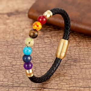 Detalle de pulsera de cuero trenzado negro con siete piedras de chakra y cierre magnético oro