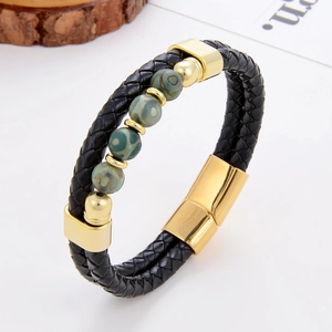 Vue détaillée du bracelet multicouche en cuir noir tressé avec fermoir magnétique doré