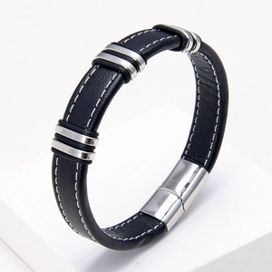 Detalle de pulsera de cuero trenzado negro con costura blanca y cierre de acero inoxidable