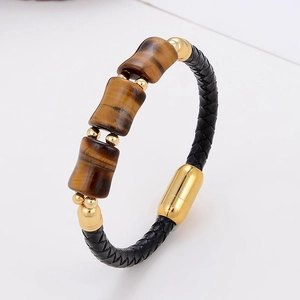 Detailansicht von geflochtenem Lederarmband mit Tigerauge Perlen und Magnetverschluss