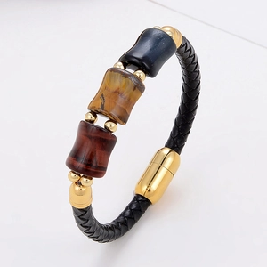 Nahaufnahme von geflochtenem Lederarmband mit Tigeraugen-Perlen und Magnetverschluss