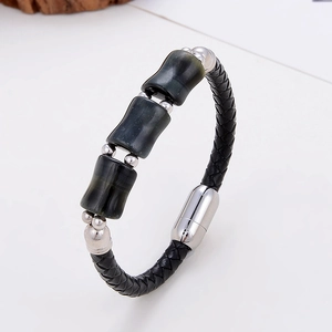 Detailansicht von Lederarmband mit Tigerauge-Steinen und silbernem Magnetverschluss