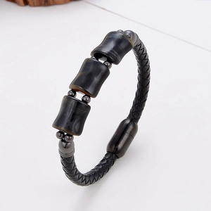Detailansicht von Lederarmband mit Tigeraugen-Perlen und Magnetverschluss