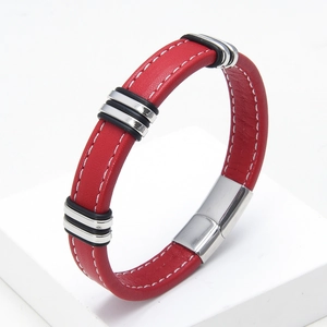 Detalle de la pulsera de cuero trenzado rojo con costuras blancas y cierre de acero imán