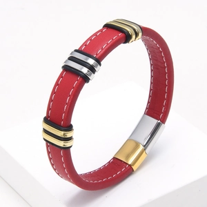 Detalle de pulsera de cuero trenzado rojo con anillos metálicos y cierre magnético