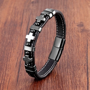 Bracelet pour homme en cuir noir avec croix argentées et perles sur fond en bois