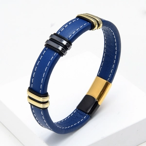 Primer plano de pulsera de cuero trenzado azul con anillos tricolores y cierre magnético