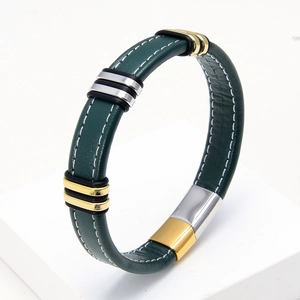 Vista detallada de la pulsera de cuero verde oscuro con costuras blancas y cierre bicolor