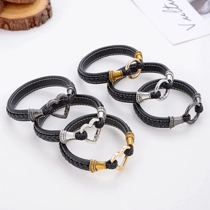 Lot de six bracelets en cuir tressé noir avec fermoirs magnétiques cœur et ronds
