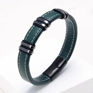 Detalle de pulsera de cuero trenzado verde oscuro con costuras blancas y cierre metálico
