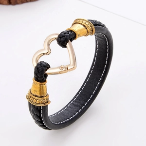 Bracelet en cuir tressé noir avec surpiqûres blanches et fermoir cœur en métal doré
