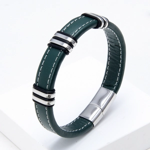 Detalle de pulsera de cuero verde oscuro con costuras blancas y cierre magnético de plata