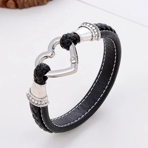 Bracelet en cuir noir tressé avec fermoir magnétique en cœur argenté et surpiqûres