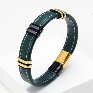 Detalle de pulsera de cuero trenzado verde oscuro con cierre dorado y costura blanca