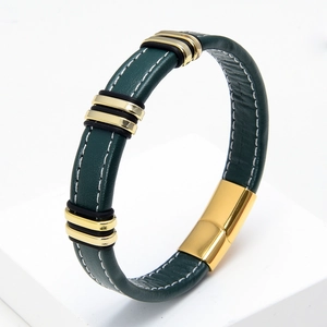 Macro de pulsera de cuero verde con anillos de metal dorado y detalles de costura