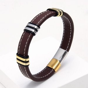 Detalle de pulsera de cuero marrón oscuro con costura blanca y cierre magnético bicolor