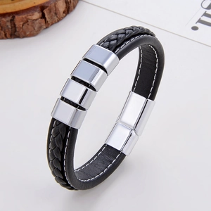 Bracelet classique en cuir tressé pour homme avec accents en acier et fermoir magnétique