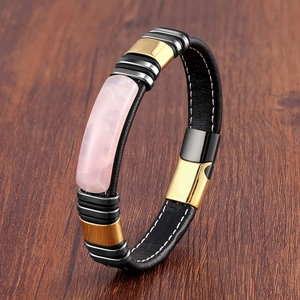 Détail du bracelet en cuir pour homme avec pierre de quartz rose et surpiqûres