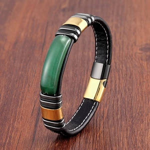 Détail du bracelet homme en cuir avec incrustation de pierre verte et fermoir inox
