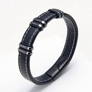 Clásica pulsera de cuero negro trenzado con costuras blancas y cierre magnético de acero inox