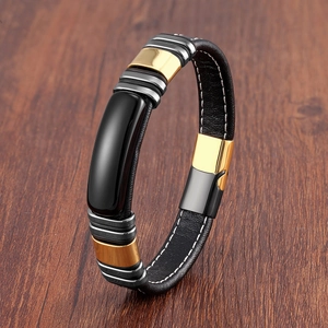 Détail macro du bracelet pour hommes en cuir avec boucle en acier et pierre noire