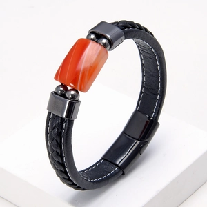 Bracciale da uomo in pelle intrecciata con agata arancione e chiusura magnetica su bianco